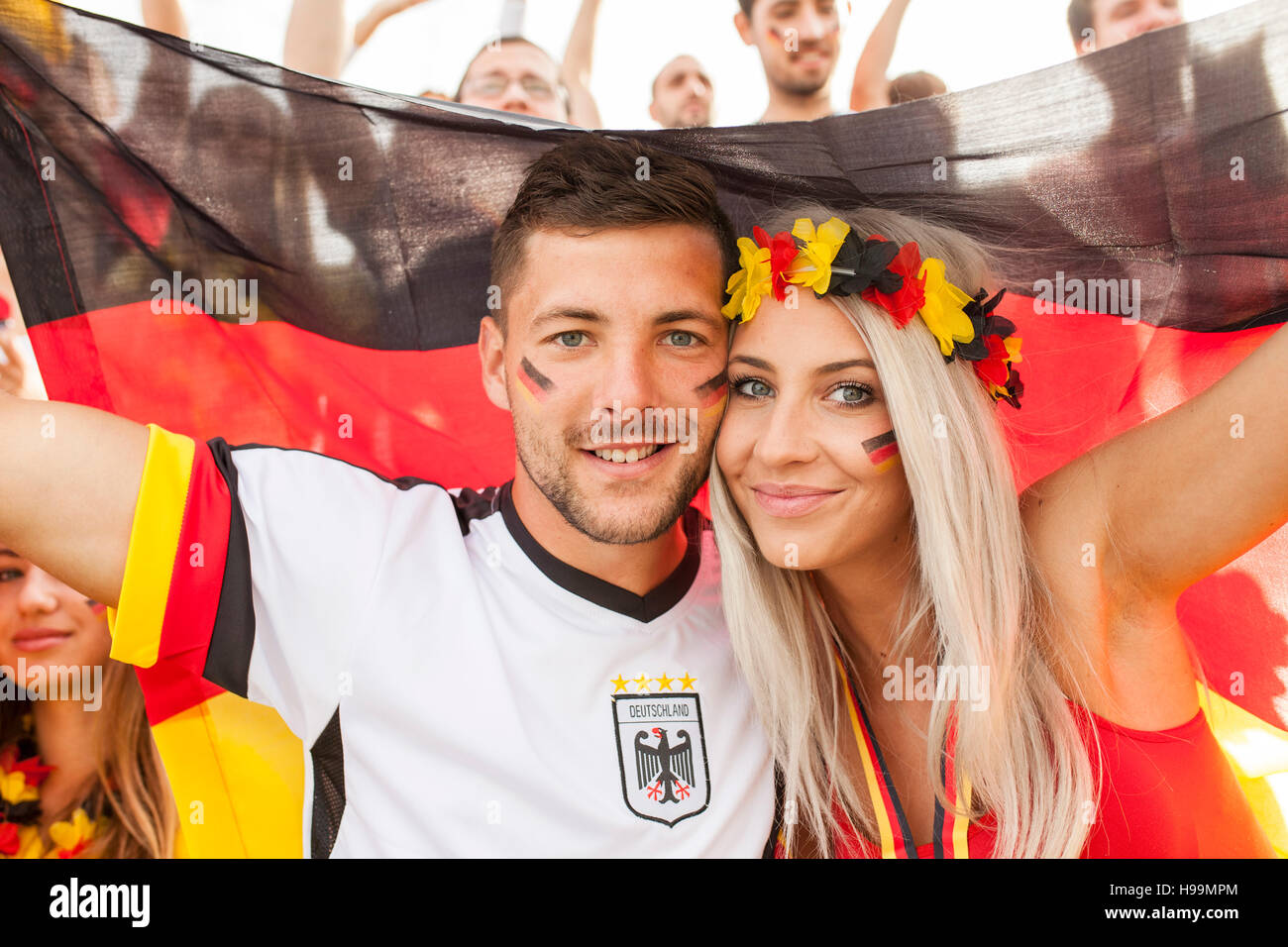 Soccer fans cheering allemand Banque D'Images