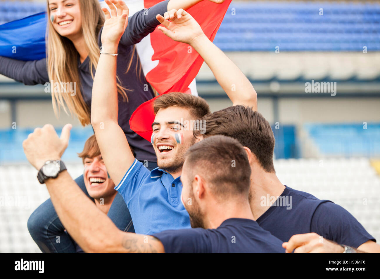 Soccer fans cheering et célébrer Banque D'Images