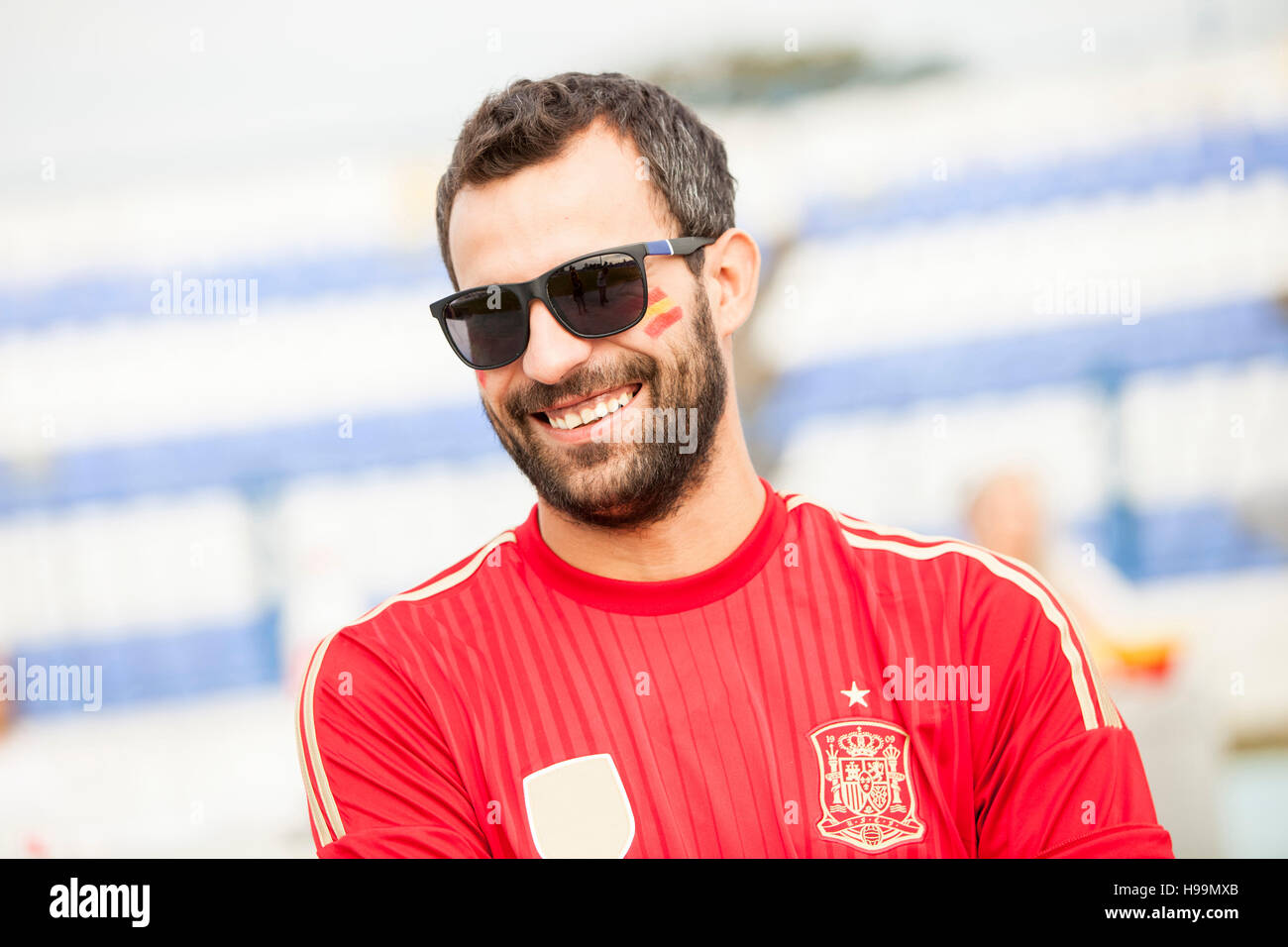 Portrait de l'homme espagnol fan de foot avec la peinture pour le visage Banque D'Images