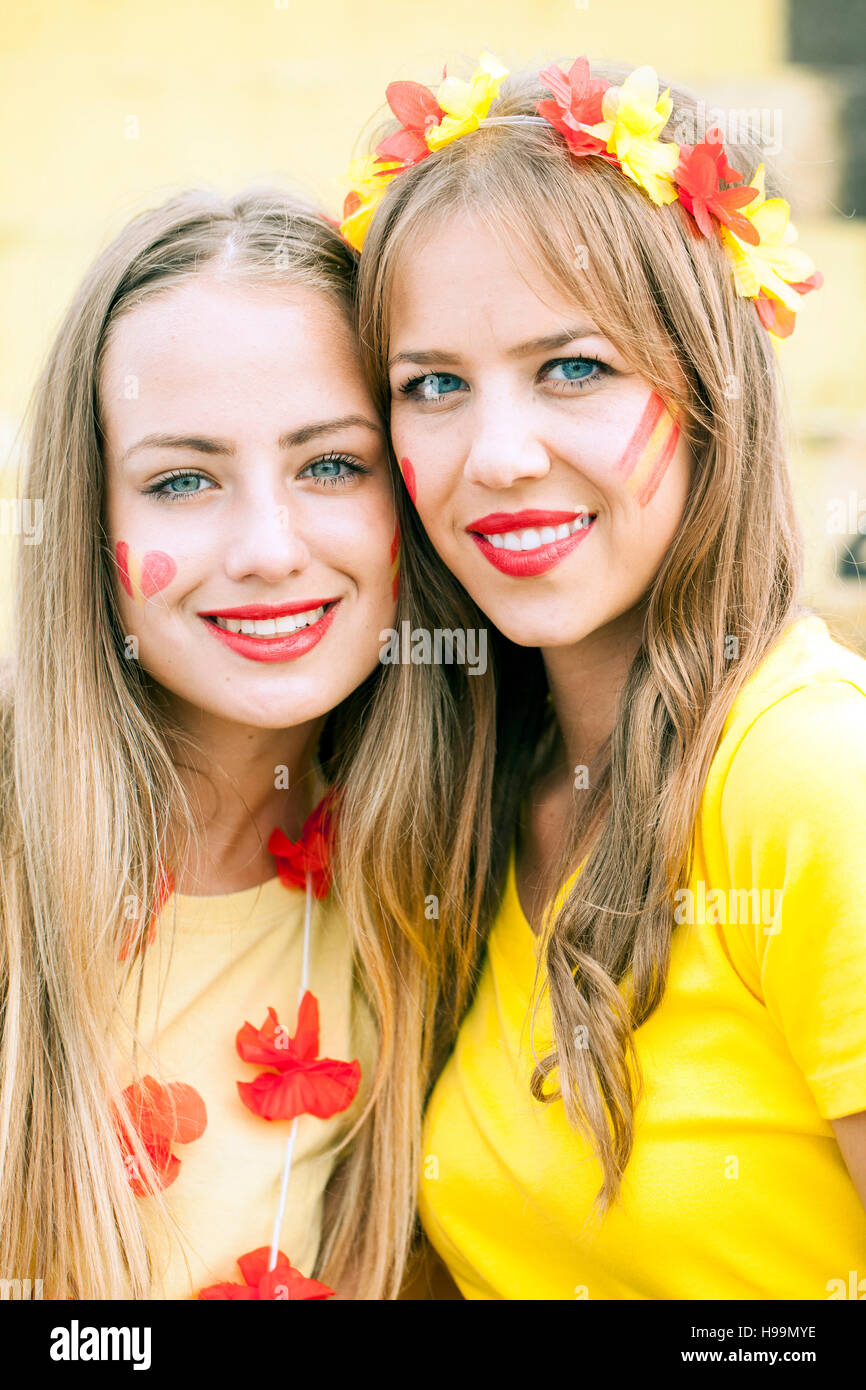 Portrait de deux fans de football féminin Banque D'Images