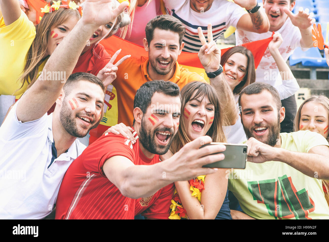 Groupe de fans de football en tenant un stade en selfies Photo Stock ...