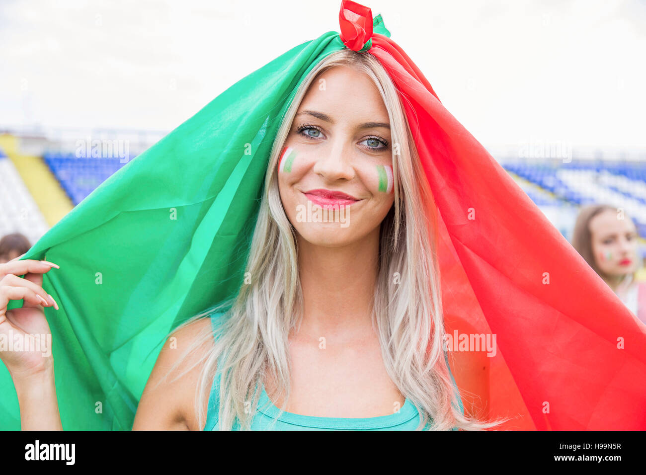 Jeune femme aux cheveux blonds pavillon italien holding Banque D'Images