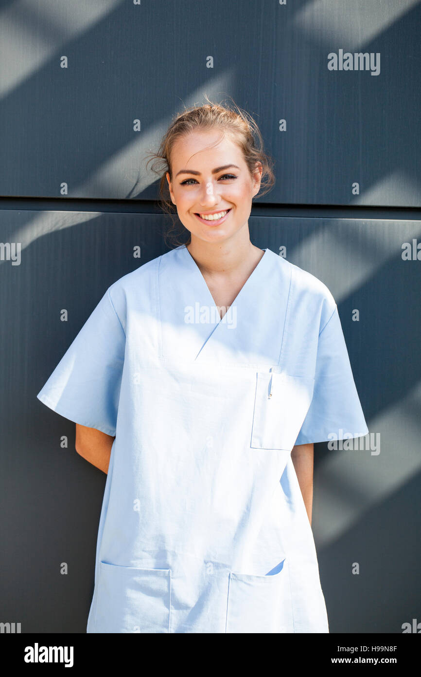 Portrait d'une infirmière en blouse blanche à l'extérieur Banque D'Images