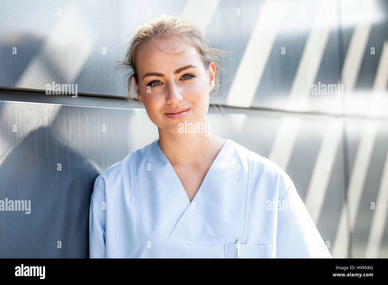 Portrait d'une infirmière en blouse blanche à l'extérieur Banque D'Images