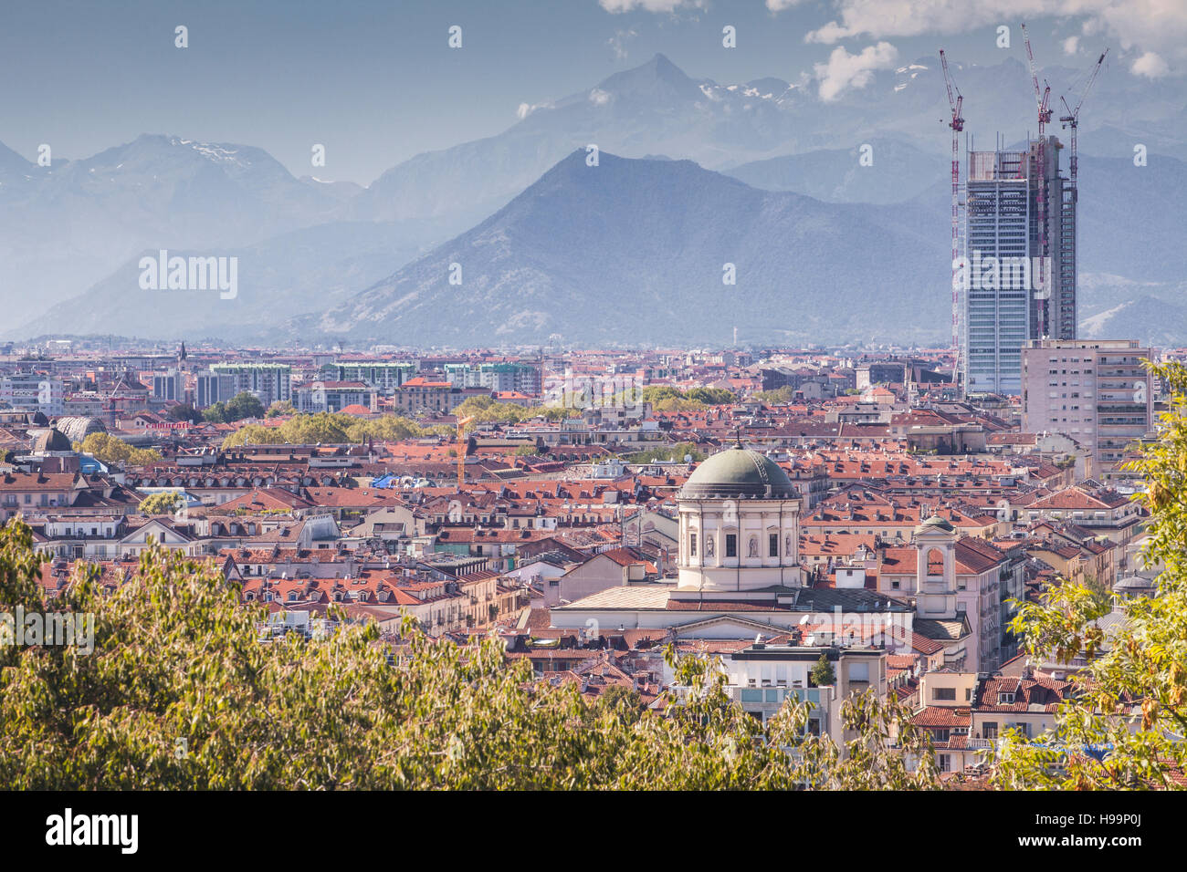 La ville de Turin avec les Alpes italiennes se dessinent dans l'arrière-plan. Banque D'Images