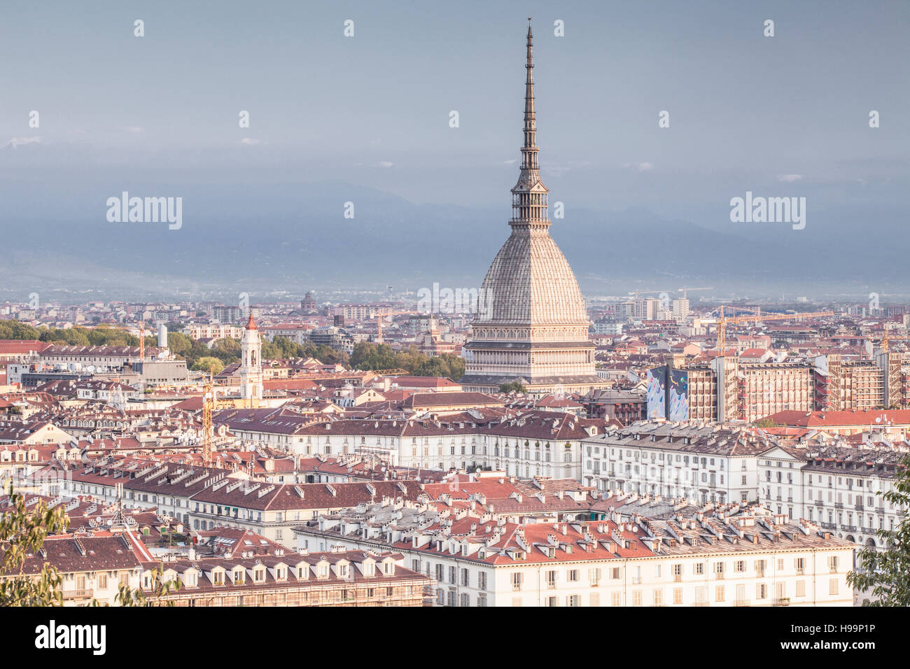 La Mole Antonelliana se lever au-dessus de Turin au lever du soleil. Banque D'Images