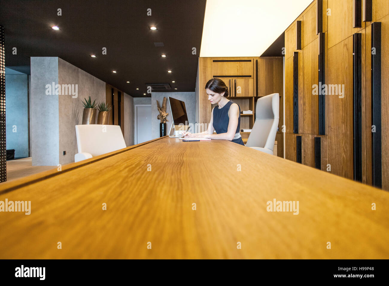 Businesswoman est assis à une table de conférence à l'aide d'ordinateur Banque D'Images