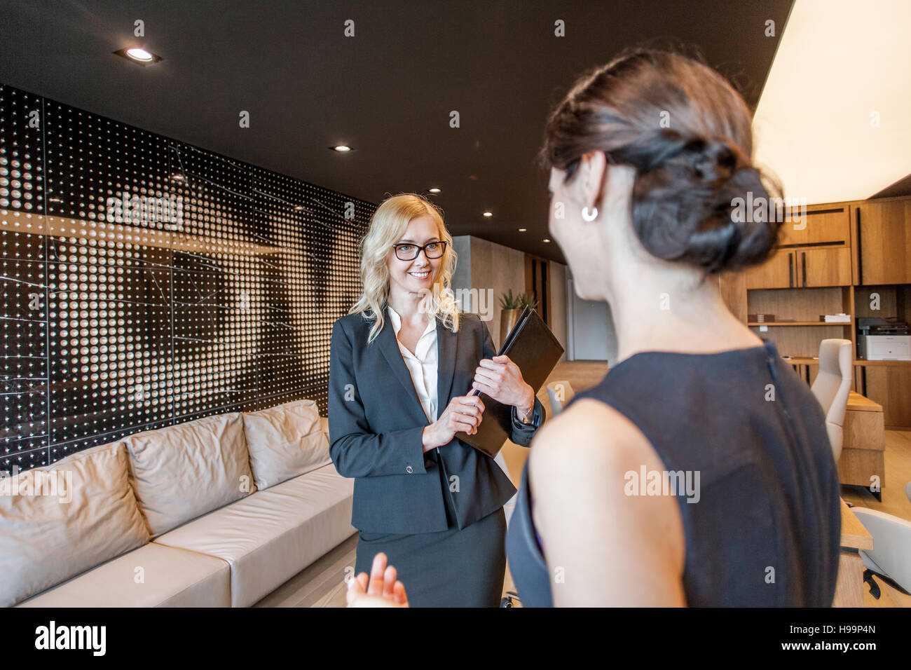 Deux businesswomen talking Banque D'Images