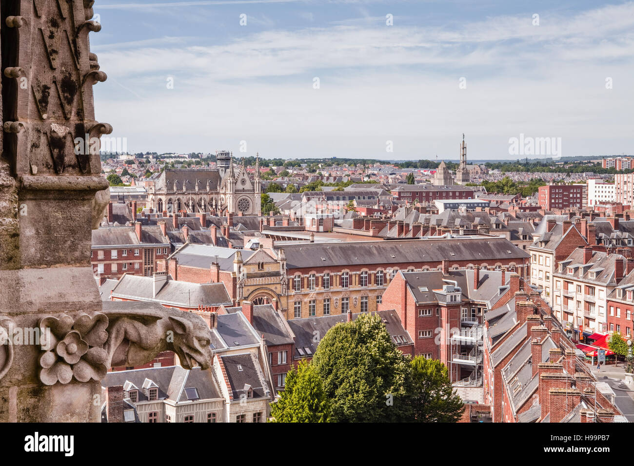 Une gargouille veille sur la ville d'Amiens de Notre-Dame d'Amiens Cathédrale. Il a été désigné site du patrimoine mondial de l'UNESCO en 1981. Banque D'Images
