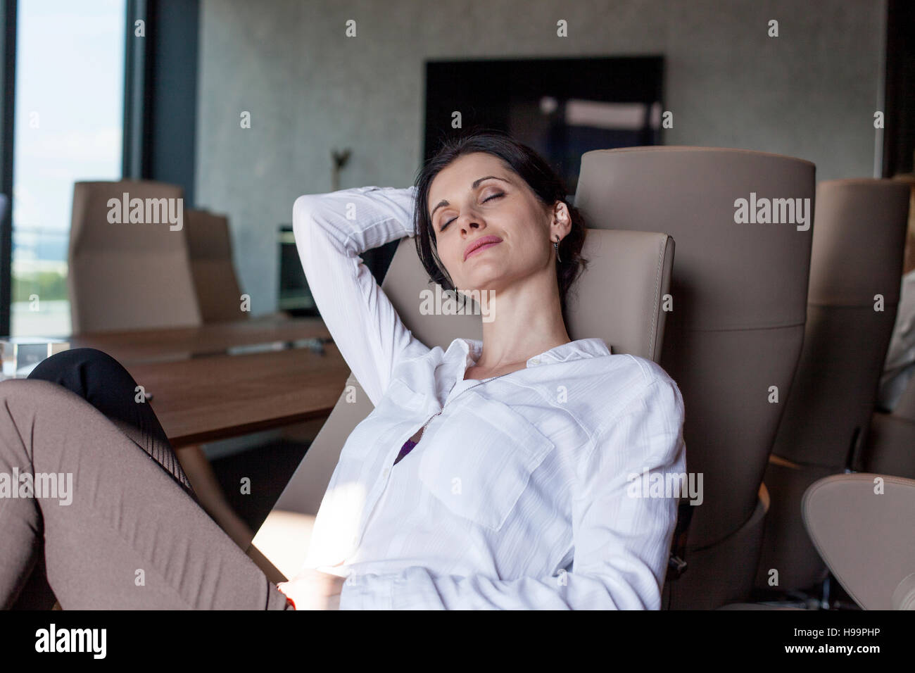 Businesswoman in office prendre une sieste Banque D'Images