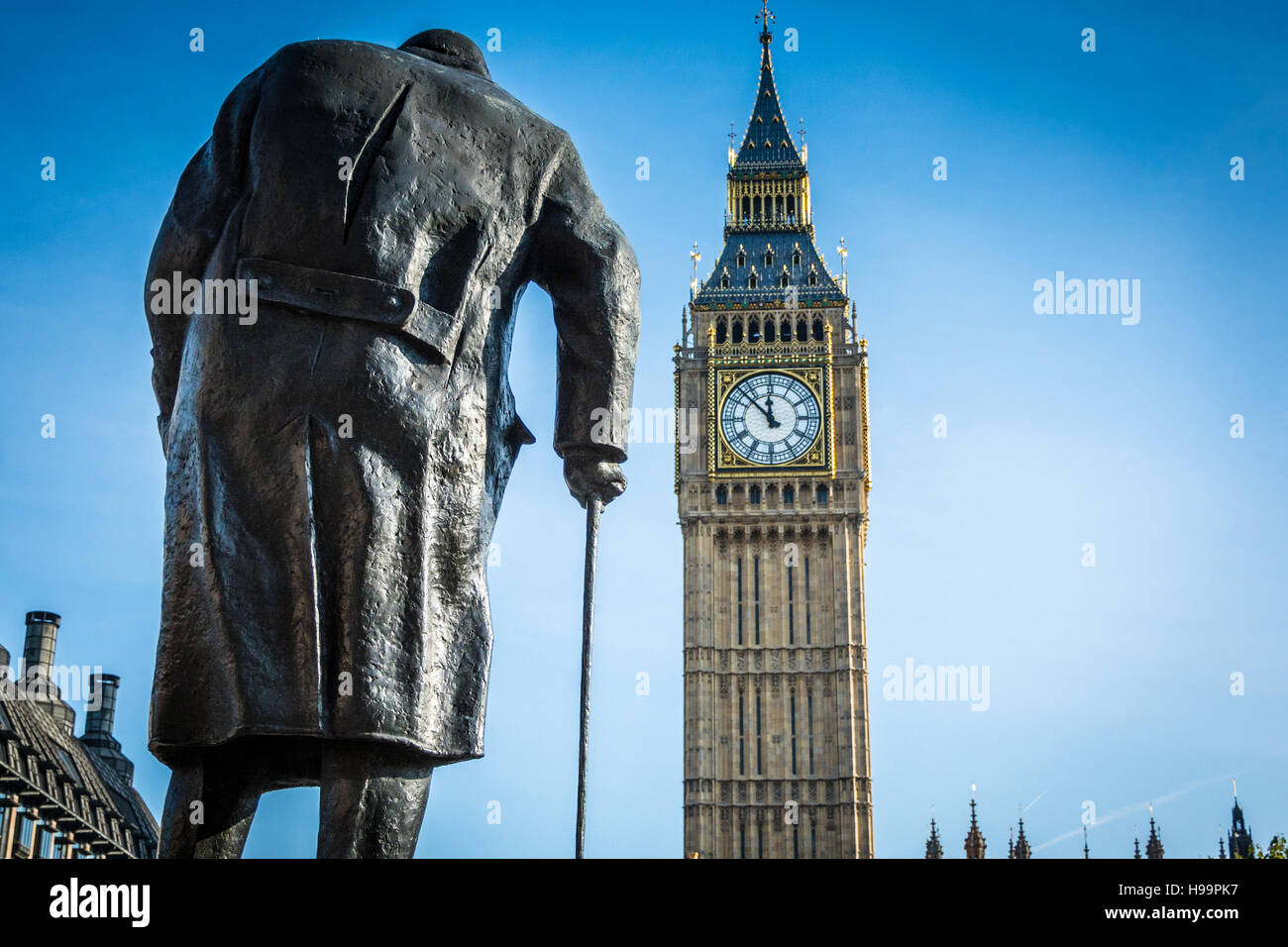 Statue de bronze de Sir Winston Churchill et Big Ben, Parliament Square, Westminster, Londres, Angleterre, Royaume-Uni Banque D'Images