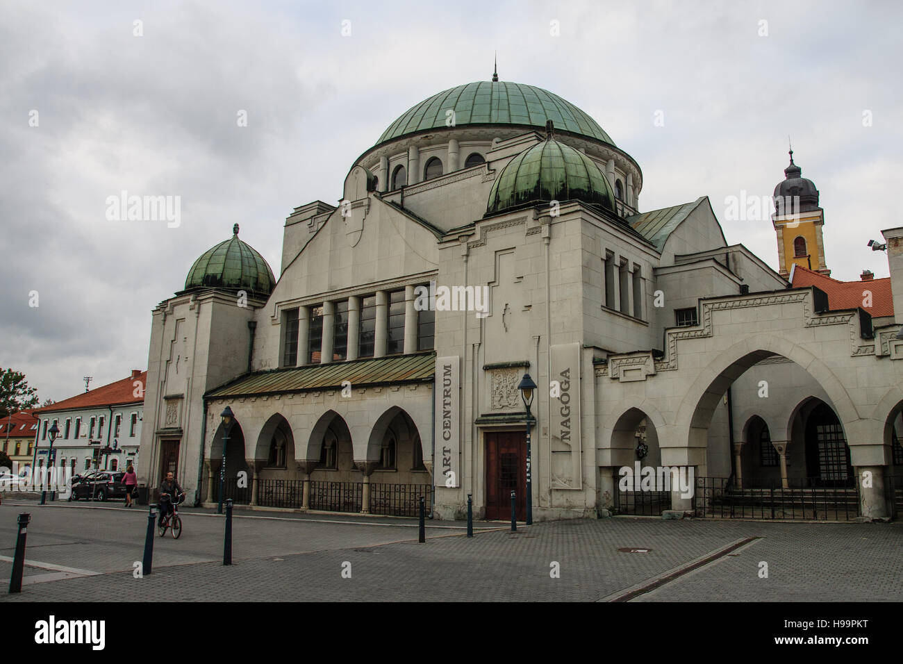 TRENCIN, SLOVAQUIE - SEP 23 : l'ancienne synagogue de Trencin, Slovaquie le 23 septembre 2013. La synagogue, construite en 1913, a été conçu par l'arch Banque D'Images