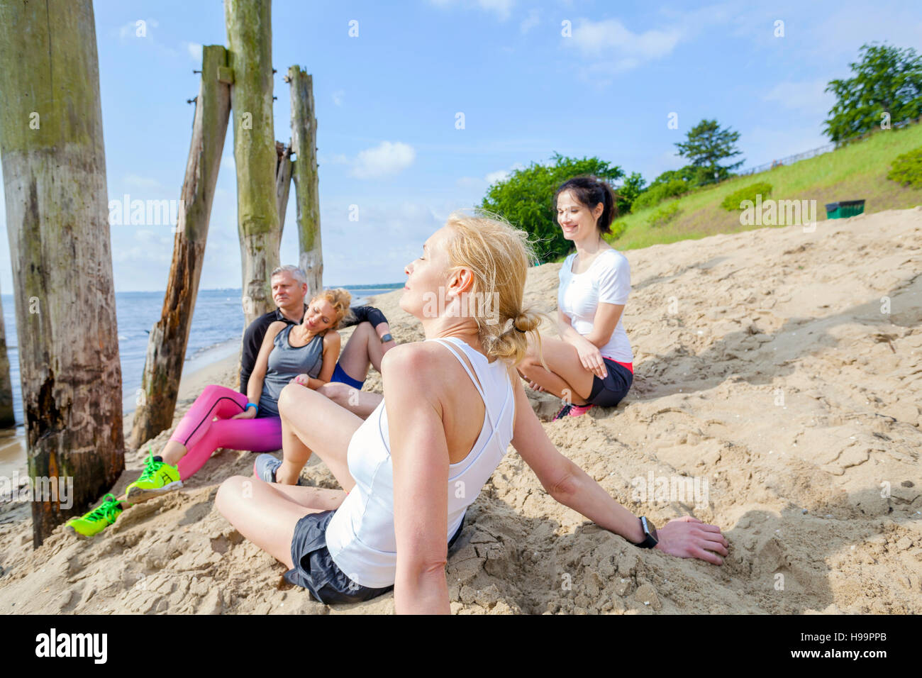 Groupe d'amis sur le fait de prendre une pause de la plage Banque D'Images