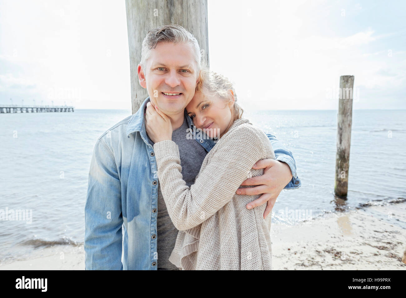 Portrait de couple in love on beach Banque D'Images