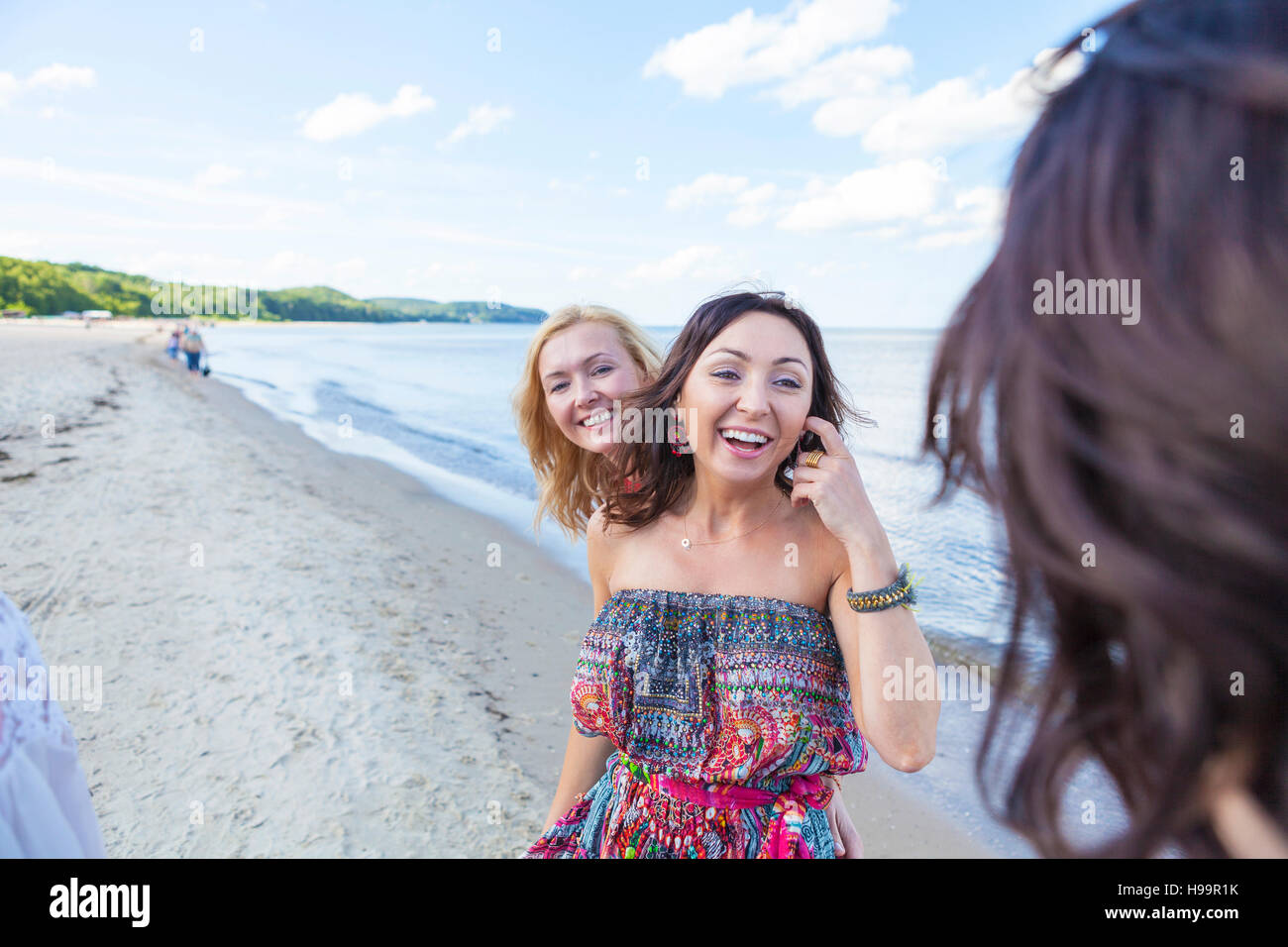 Groupe de femmes prendre une promenade le long de la plage Banque D'Images