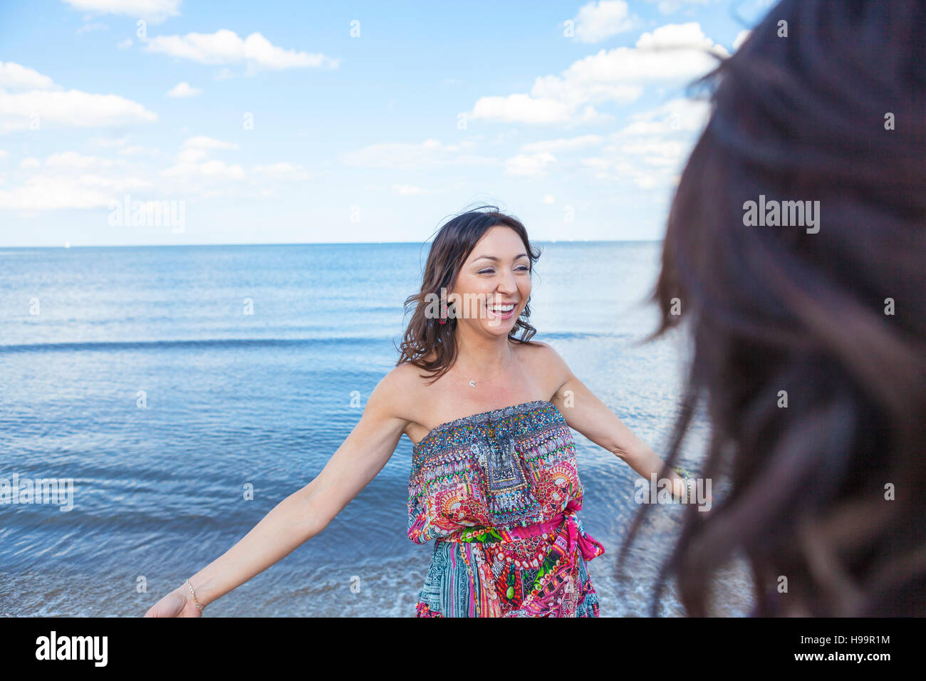 Groupe de femmes prendre une promenade le long de la plage Banque D'Images
