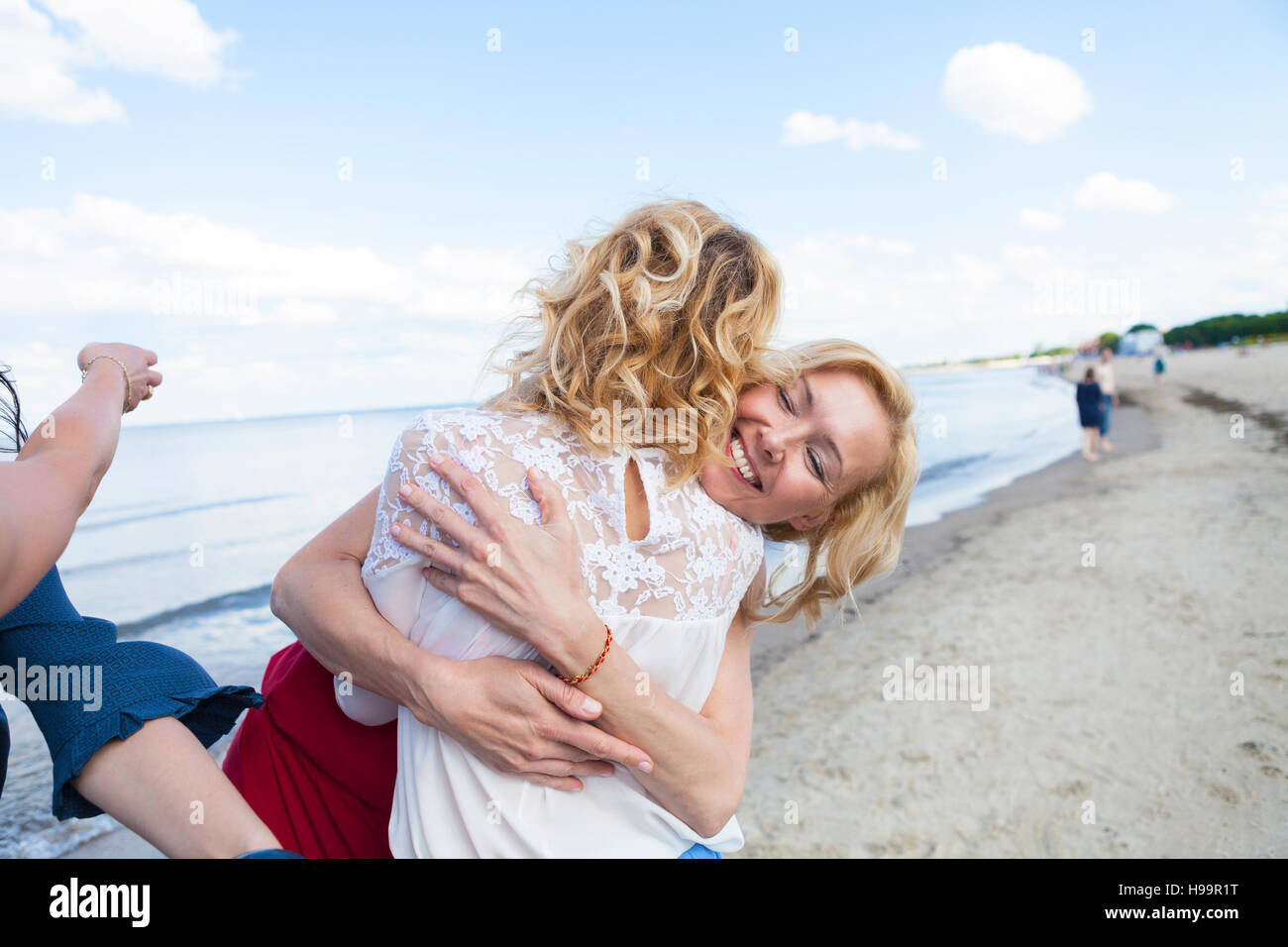 Groupe de femmes prendre une promenade le long de la plage Banque D'Images