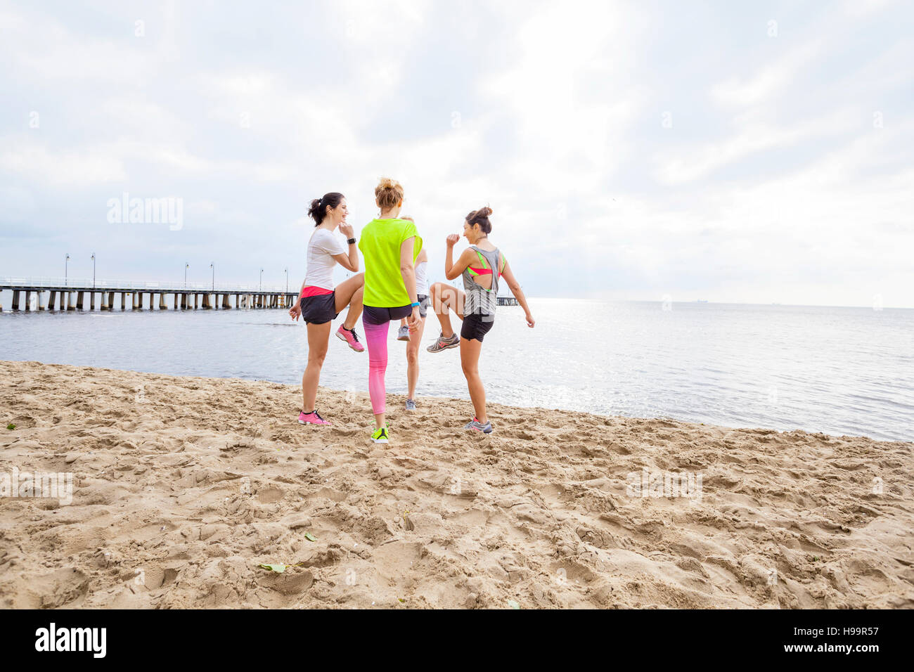 Groupe de femmes sur la plage faire des exercices d'échauffement Banque D'Images