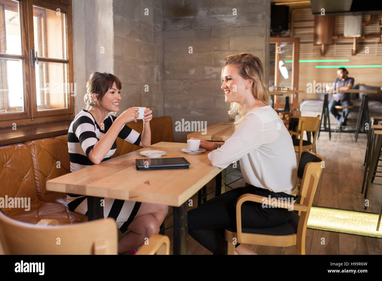 Deux copines dans un café ayant une conversation Banque D'Images