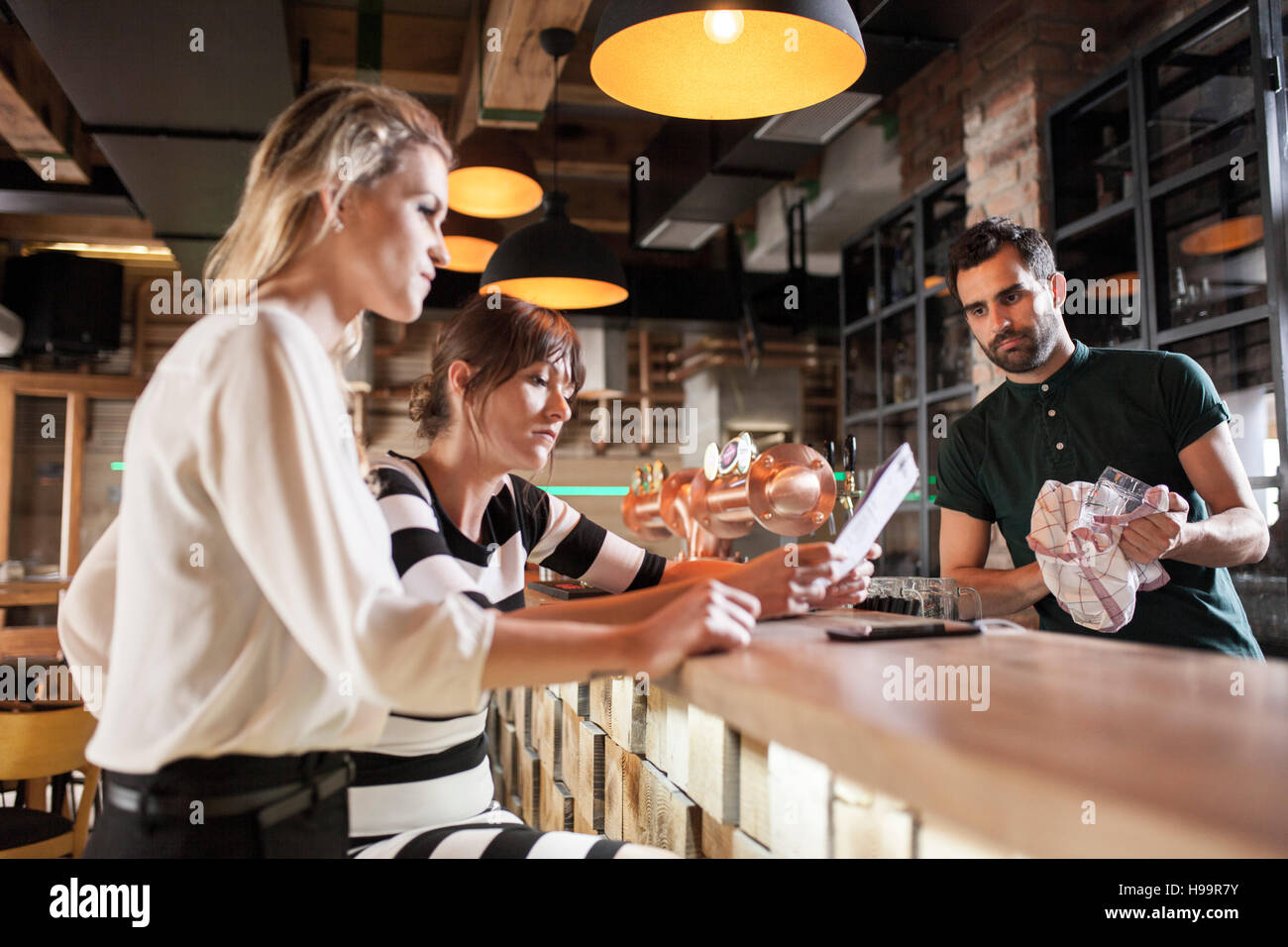 Deux femmes à la recherche de carte de menu sur coffee shop Banque D'Images