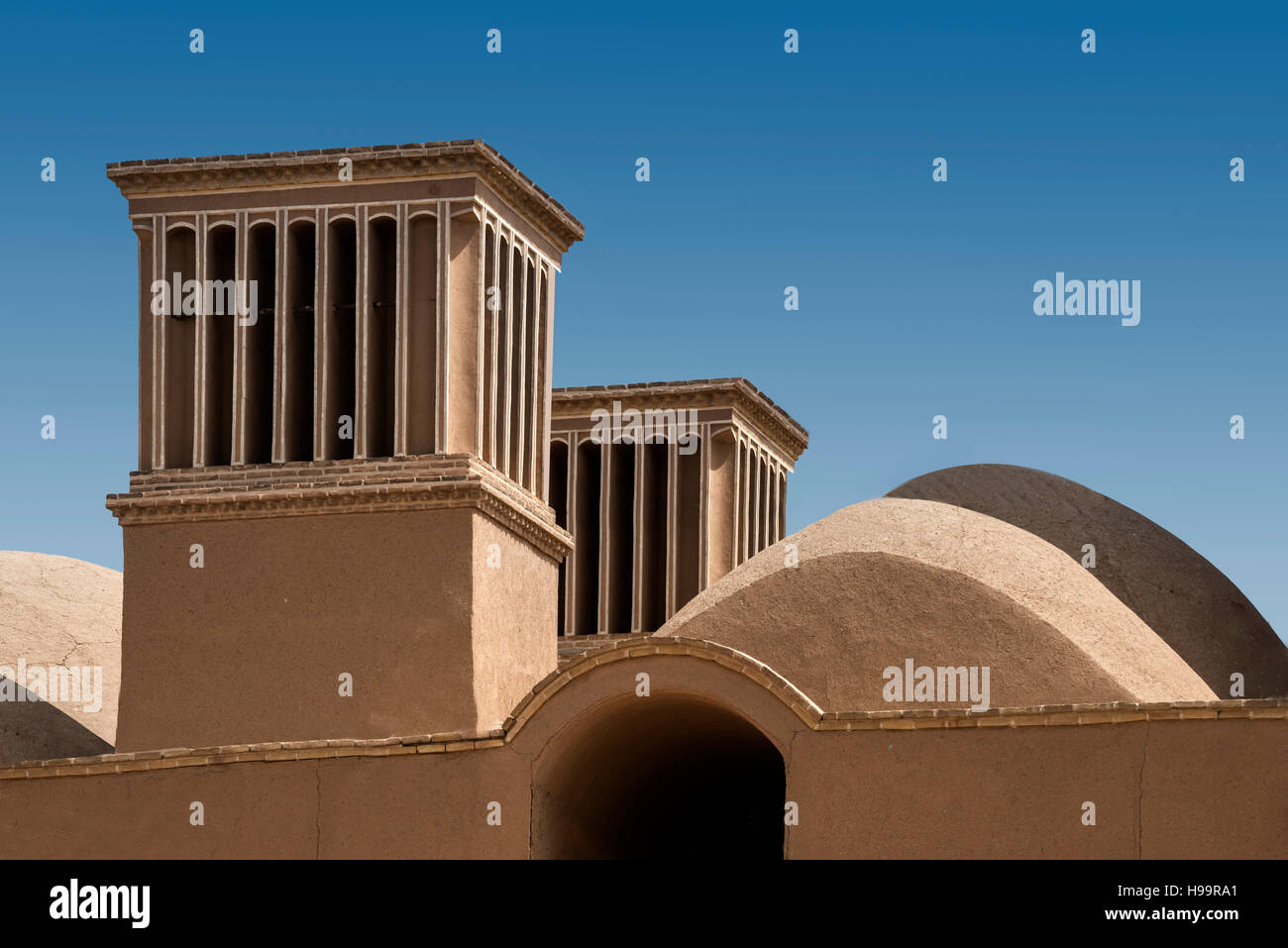 Tours à vent utilisés comme des cheminées de refroidissement à Yazd, Iran Banque D'Images