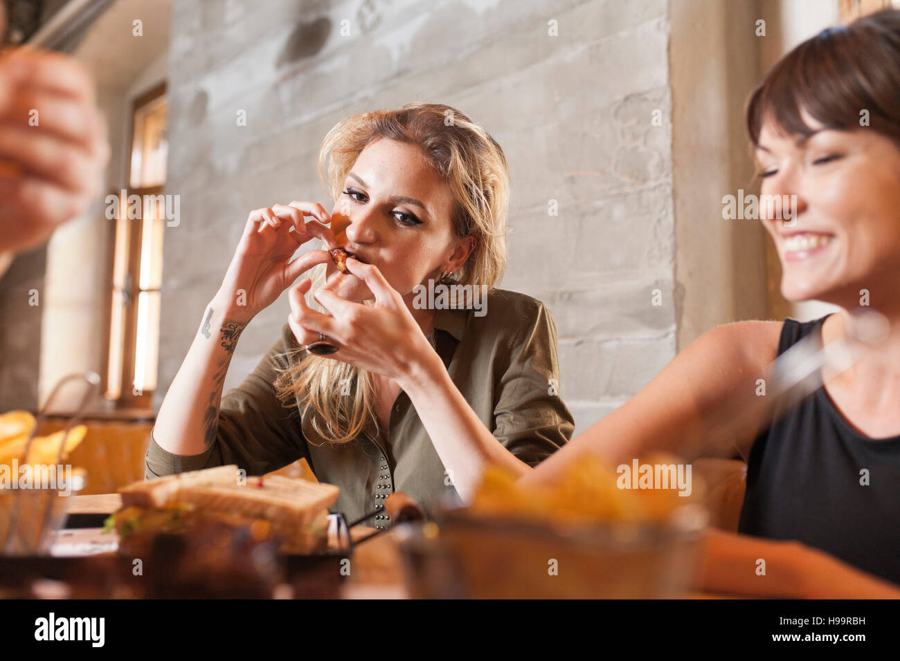 Deux femmes dans un café de manger des collations Banque D'Images