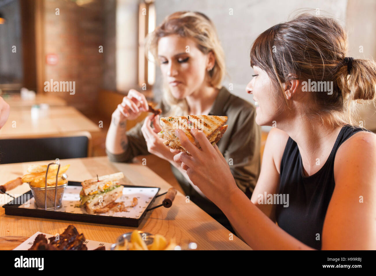 Deux femmes dans un café de manger des collations Banque D'Images