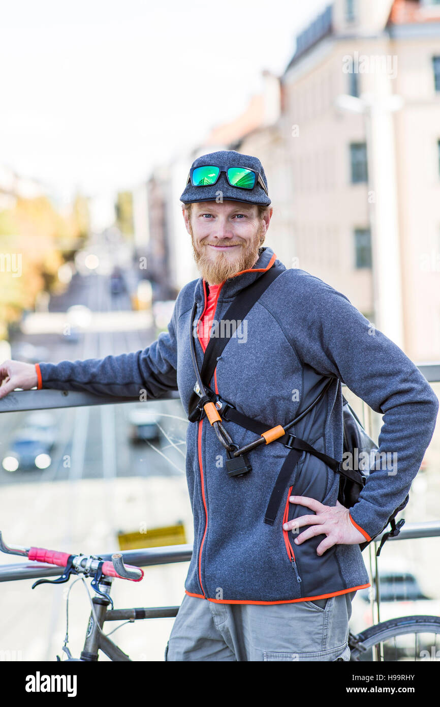 Bike messenger prendre une pause Banque D'Images