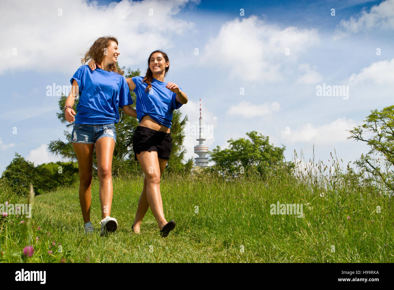 Deux jeunes femmes de prendre une marche dans la campagne Banque D'Images