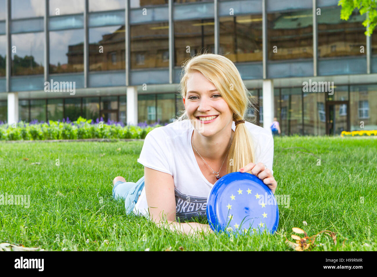 Jeune femme tenant un disque en plastique avec logo européen Banque D'Images