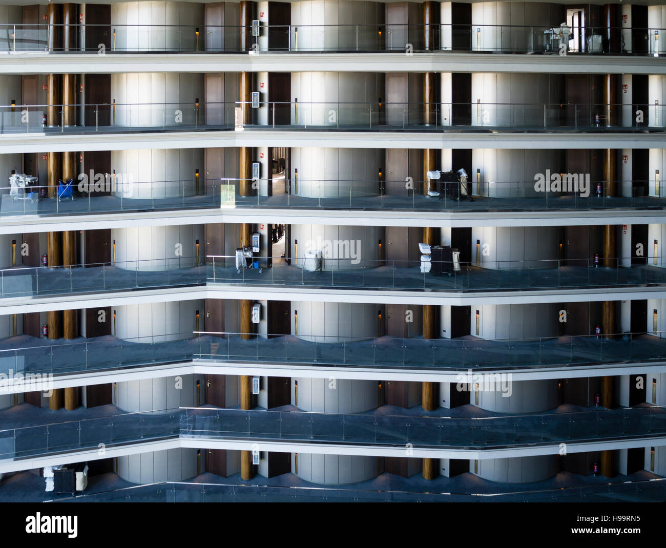 L'équipe de nettoyage d'un grand hôtel d'affaires est de nettoyer le sol de l'hôtel et les chambres. De nombreuses chambres sur plusieurs étages visibles. Banque D'Images