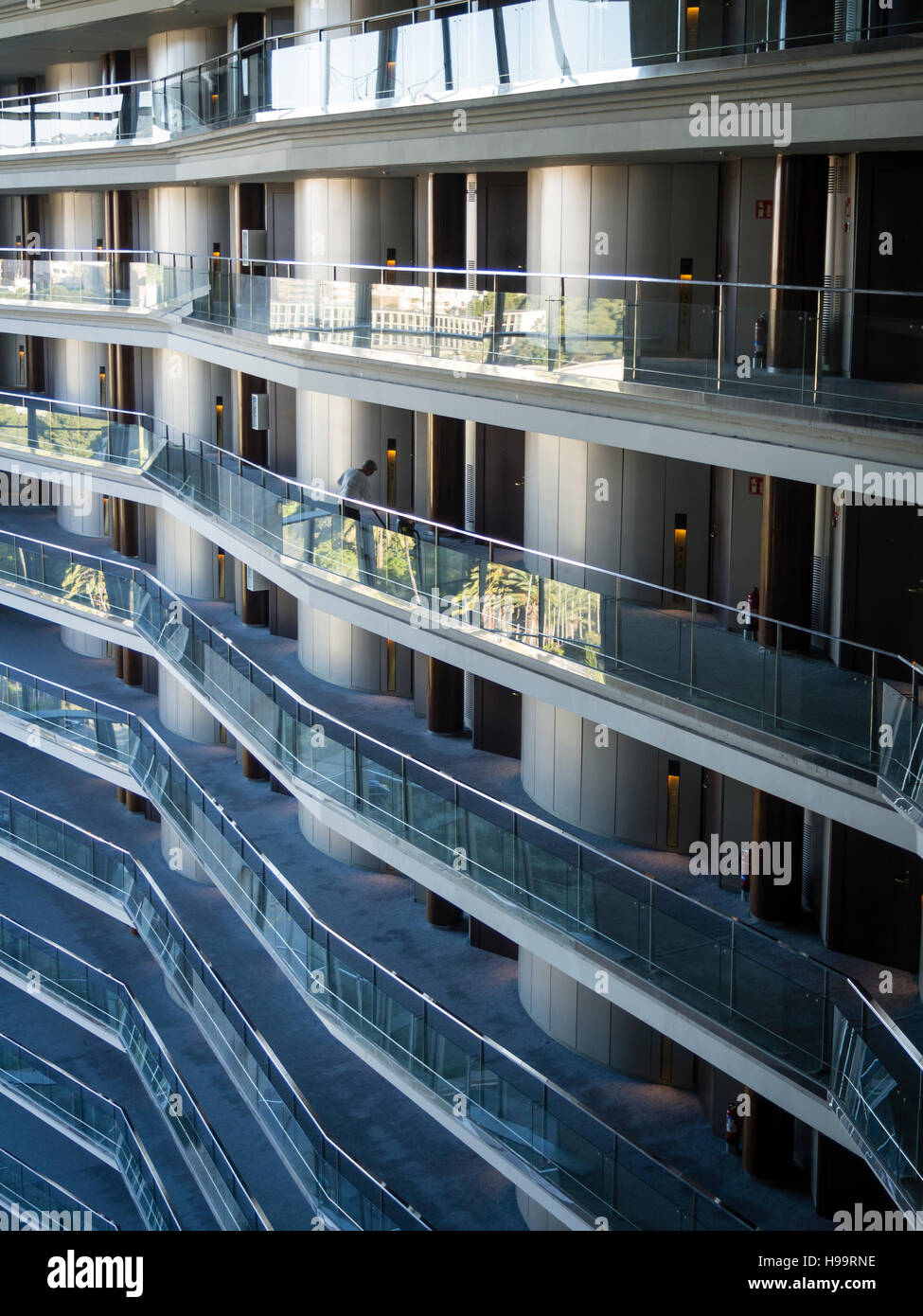 L'équipe de nettoyage d'un grand hôtel d'affaires est de nettoyer le sol de l'hôtel et les chambres. De nombreuses chambres sur plusieurs étages visibles. Banque D'Images