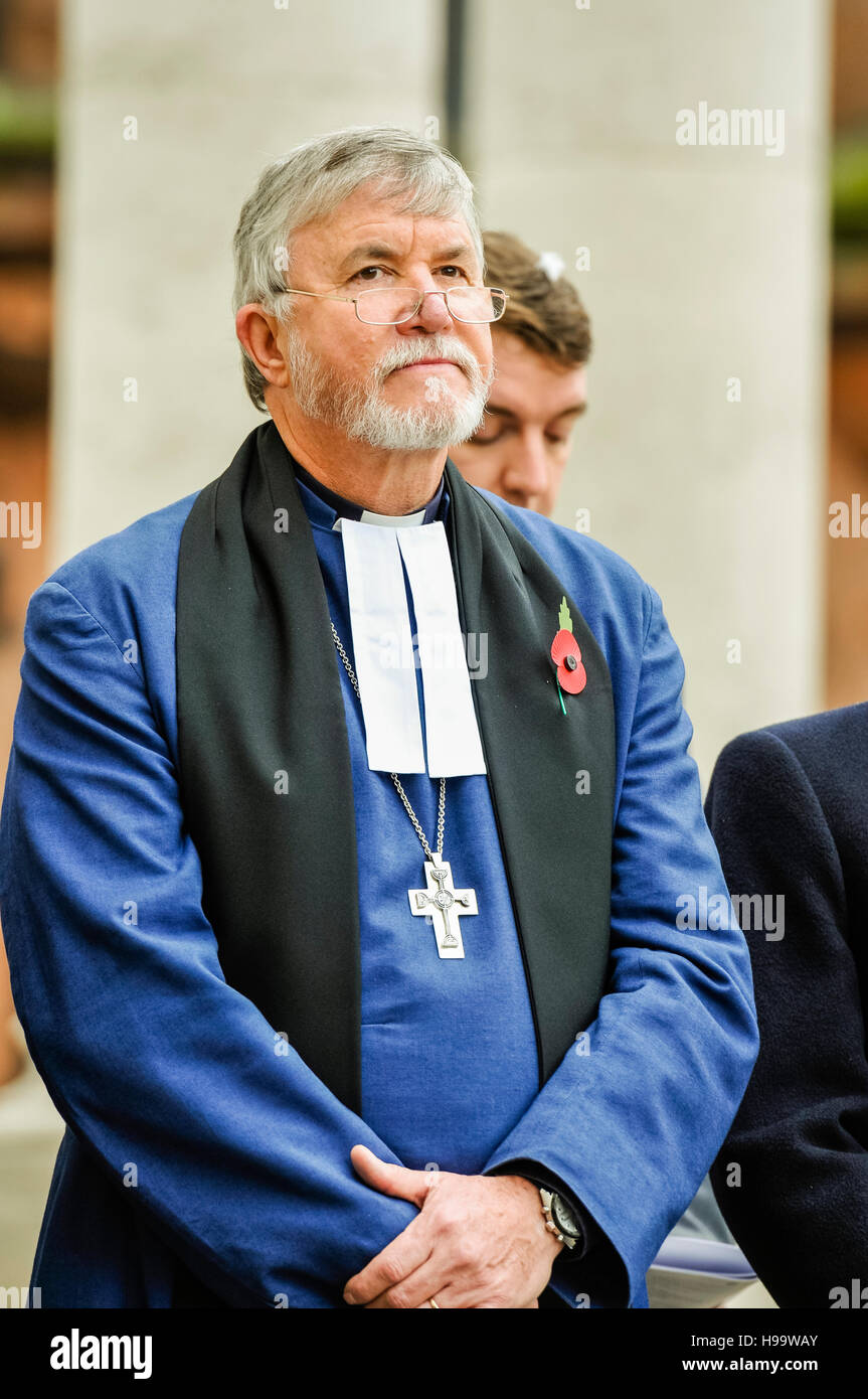 Belfast, Irlande du Nord. 13 Nov 2016 - Rev Bill Mullally, Président de l'Église méthodiste en Irlande, donne une allocution à la cérémonie du culte de dimanche à Belfast City Hall Cénotaphe. Banque D'Images