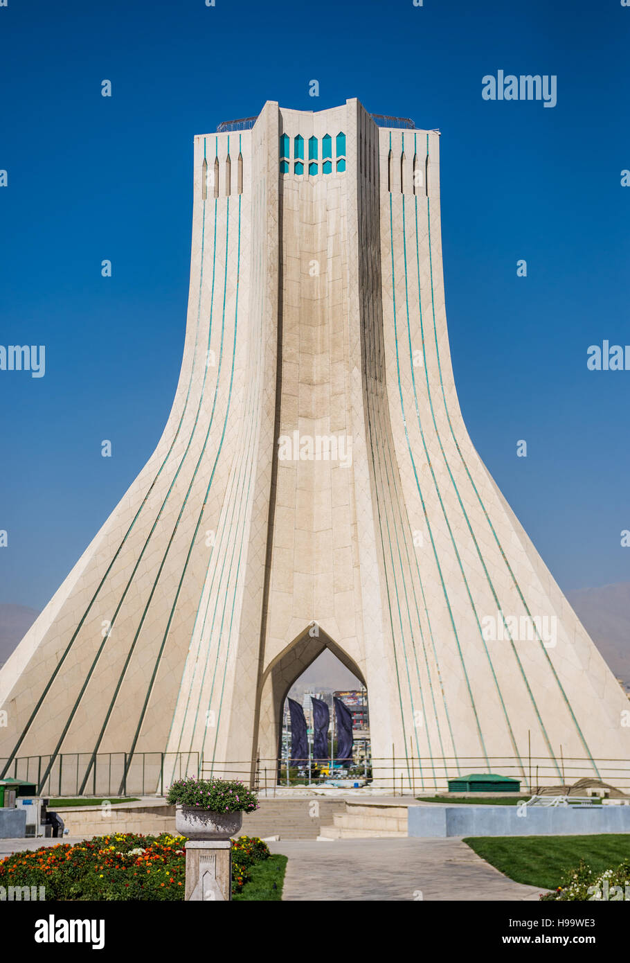 La tour Azadi, autrefois connue comme la Tour Shahyad, situé à la place Azadi de Téhéran, ville de l'Iran. Vue depuis la rue Azadi Banque D'Images