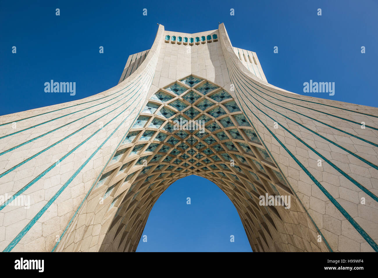 Vue de dessous de la tour Azadi, autrefois connue comme la Tour Shahyad, situé à la place Azadi à Téhéran, Iran ville Banque D'Images