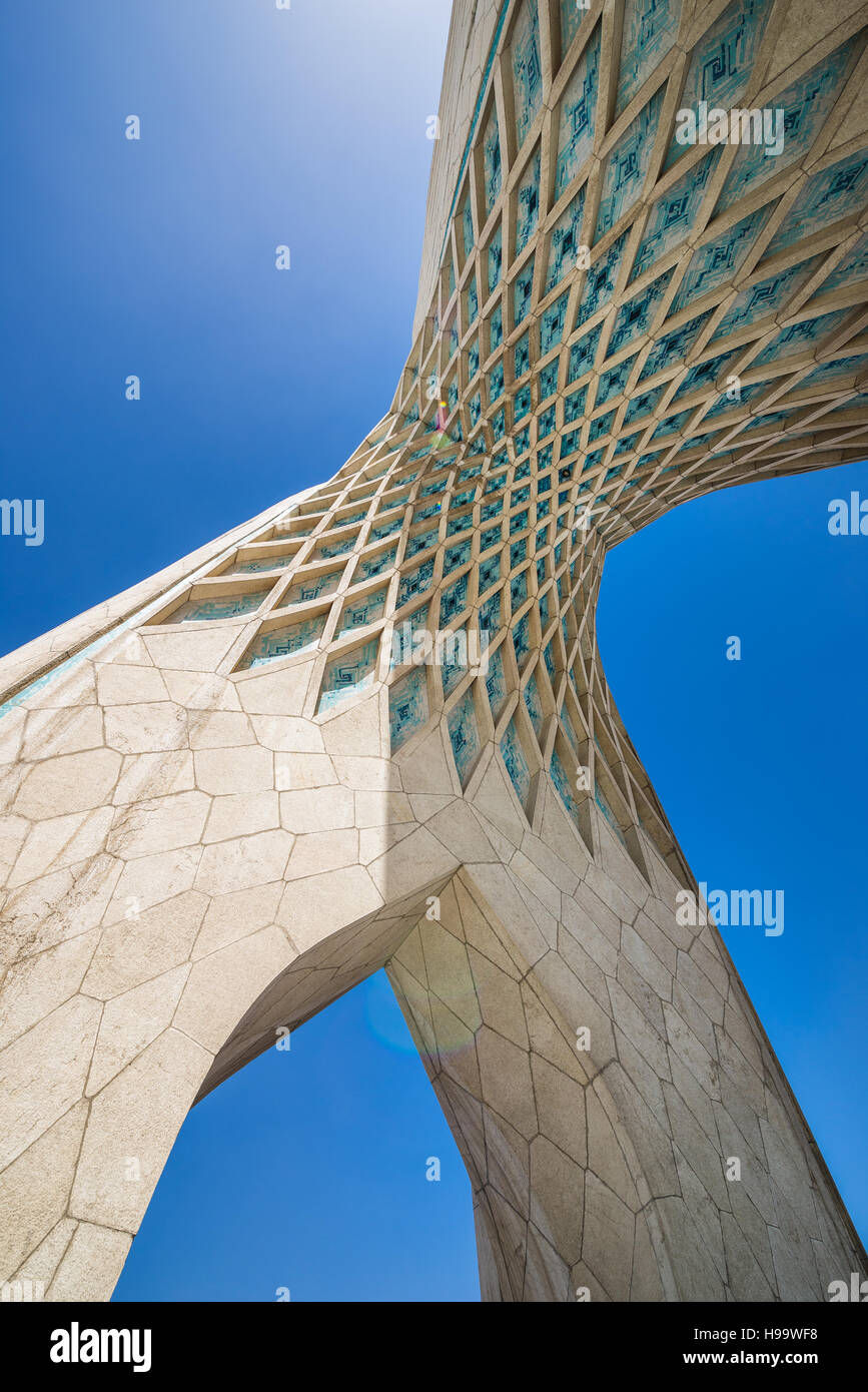 Vue de dessous de la tour Azadi, autrefois connue comme la Tour Shahyad, situé à la place Azadi à Téhéran, Iran ville Banque D'Images