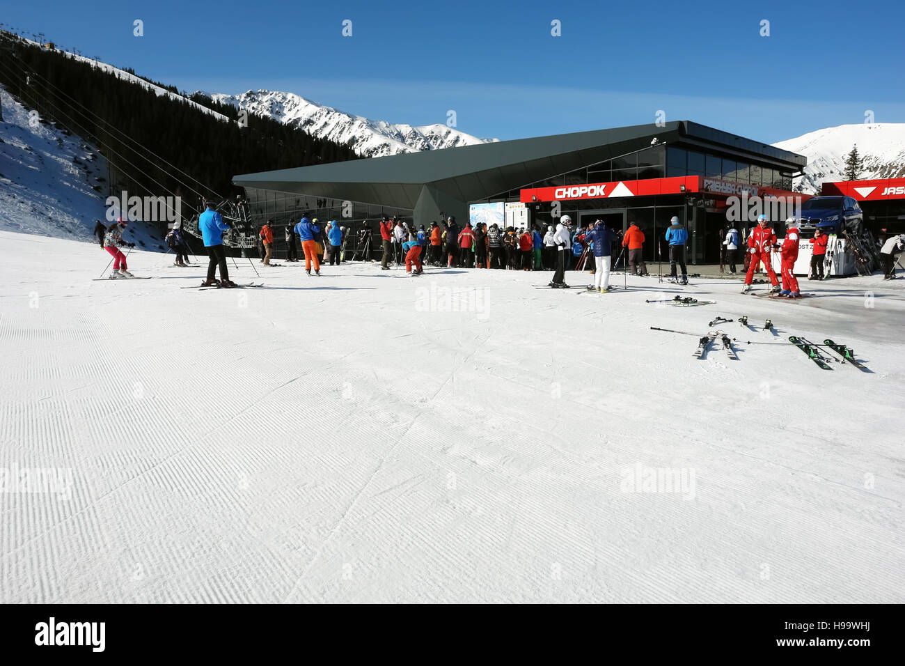 Jasna resort, LIPTOV, SLOVAQUIE - Avril 02, 2016 : ciel bleu et nouvelle station de relevage moderne Funitel sur la montagne Priehyba à Jasna Banque D'Images