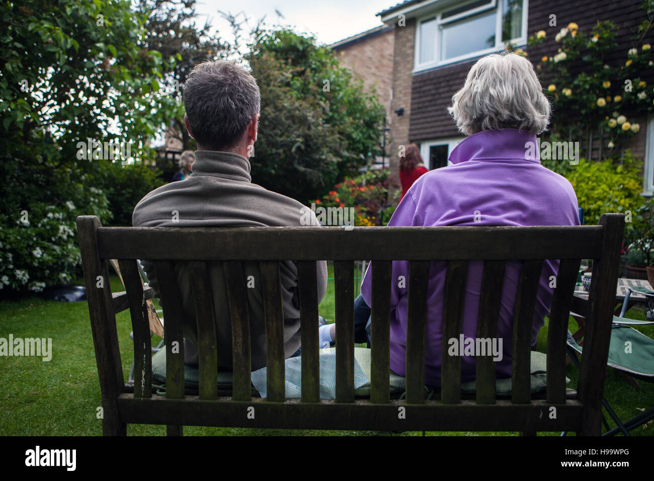 Robe-up avec père fils assis sur un banc Banque D'Images