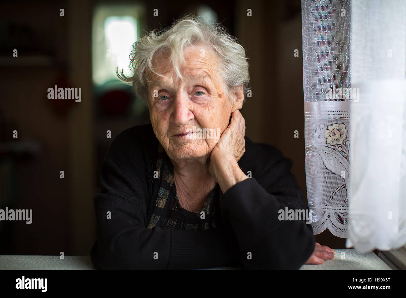 Portrait d'une femme âgée, 80-85 ans. Banque D'Images
