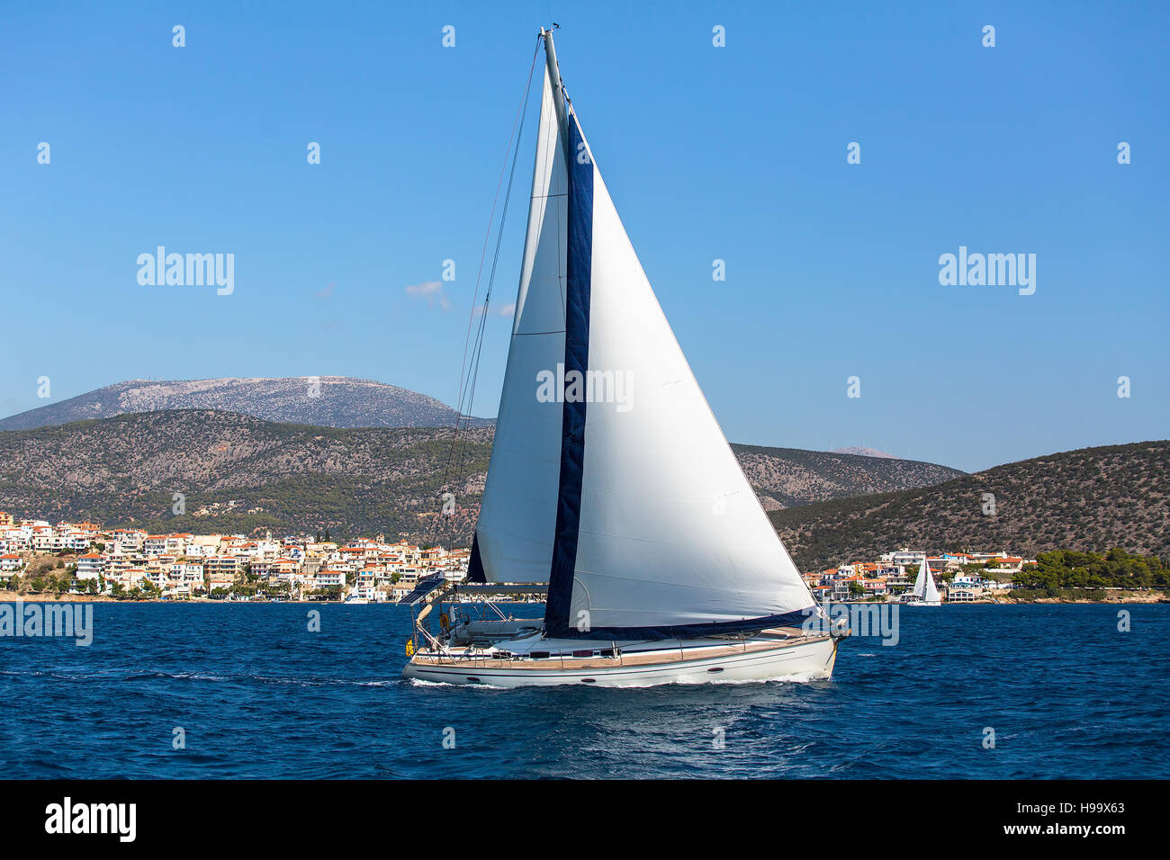 Bateau à voile à luxury yacht avec voiles blanches dans la mer. Banque D'Images