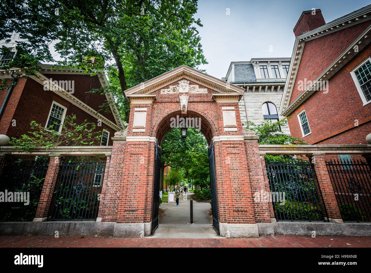 L entr e en arche pour Harvard Yard l Universit de Harvard