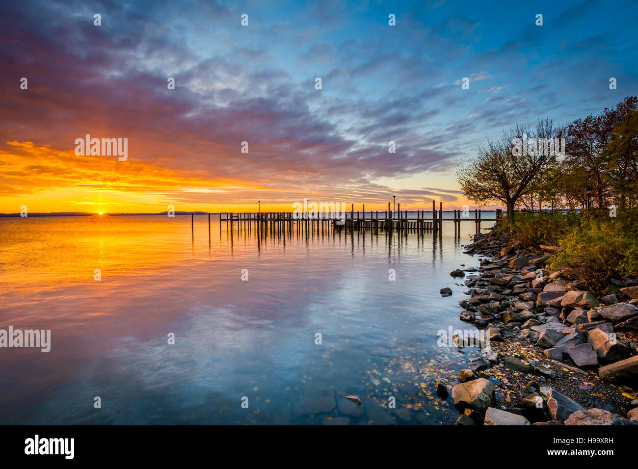 Aube sur dock et la baie de Chesapeake, dans le havre de Grace, Maryland. Banque D'Images