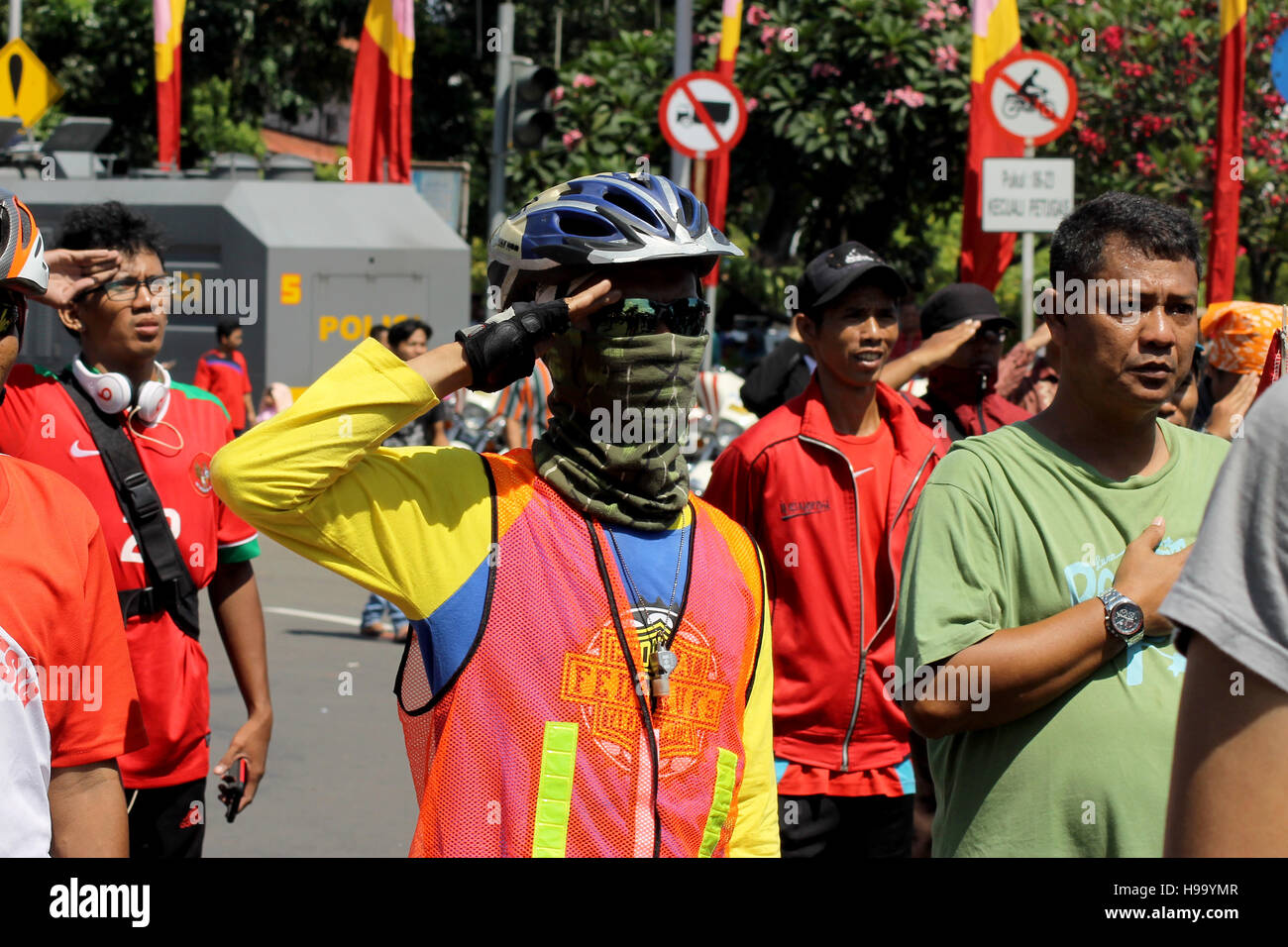 Les gens qui font de l'attitude présente les armes au cours de la levée du drapeau à la fête de l'indépendance de cérémonie du drapeau indonésien au palais présidentiel. Banque D'Images