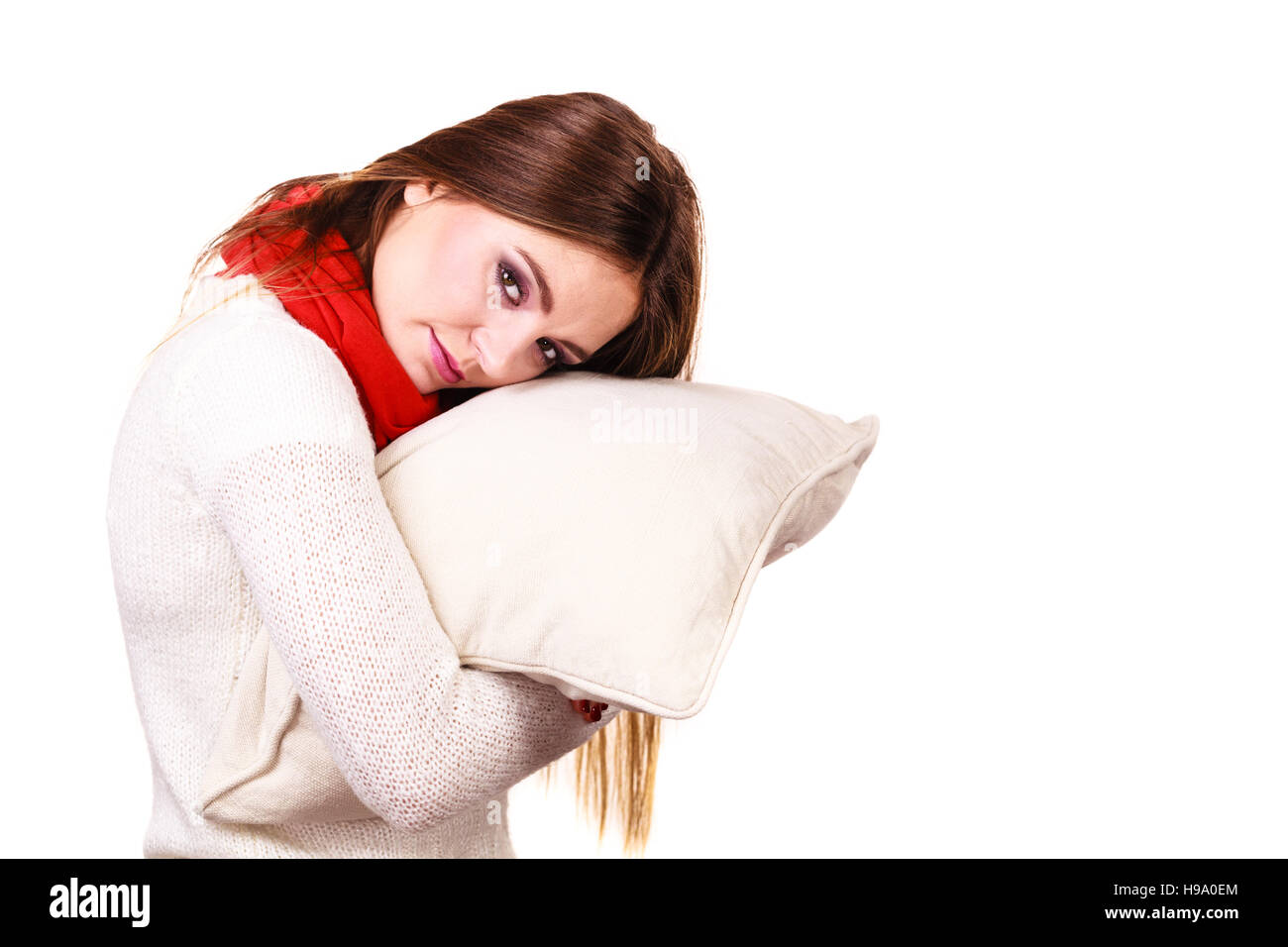 Femme sleepy fatigué girl holding pillow presque s'endormir. L'équilibre-santé sommeil concept. Femme étudiant ou travailleur avec manque de sommeil Banque D'Images