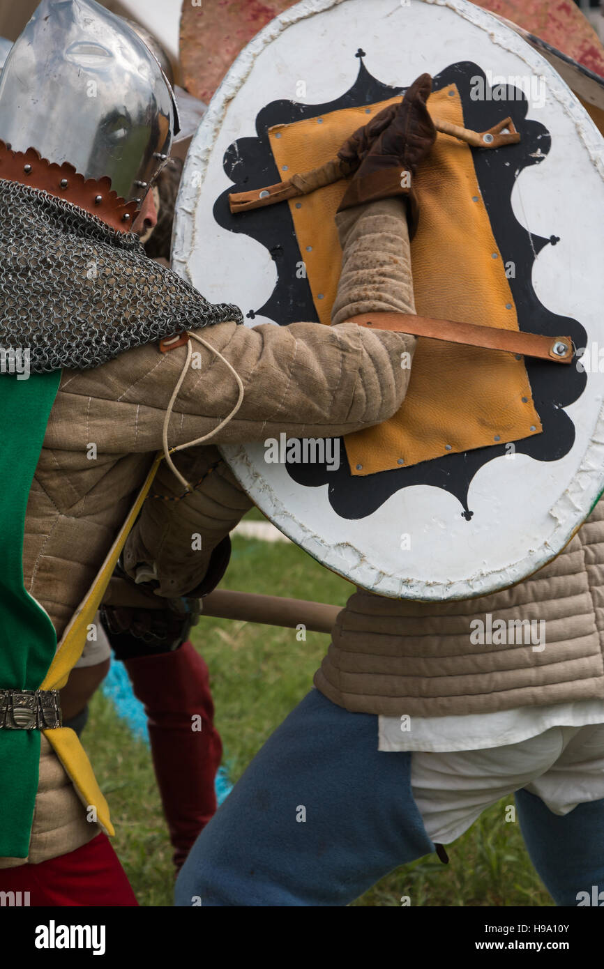 Chevaliers en bataille avec casques d'argent et de boucliers médiévaux : Reconstruction des événements Banque D'Images