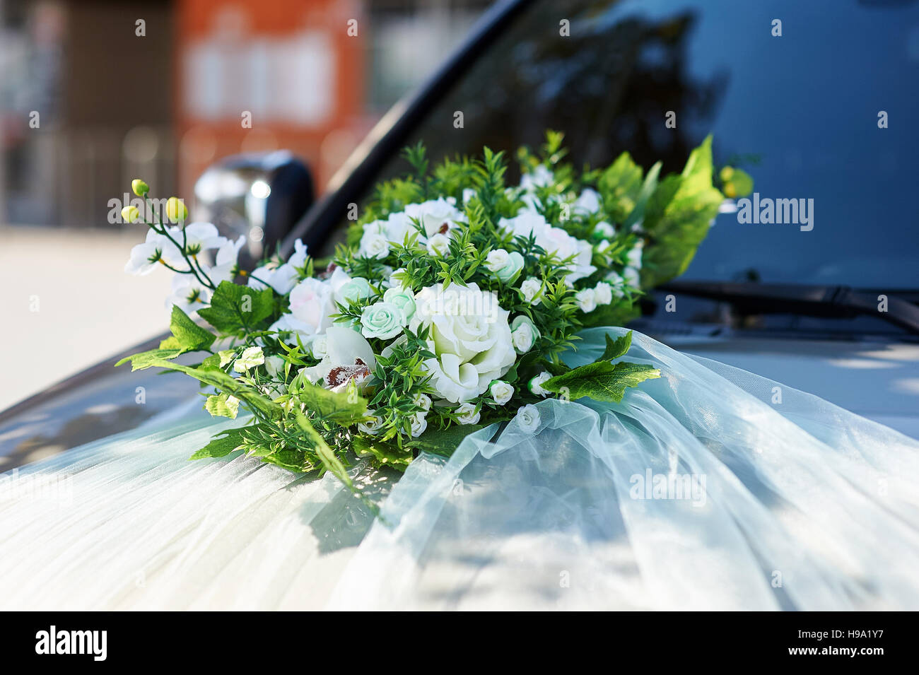 Voiture de mariage décoré de fleurs sur le capot Banque D'Images