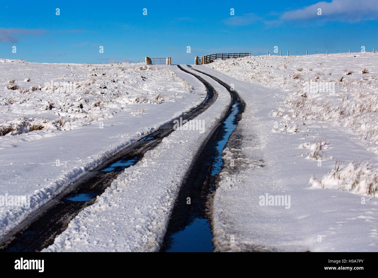 Moorland road et gate Grinton près de Reeth Swaledale sous la neige légère Yorkshire en automne Banque D'Images