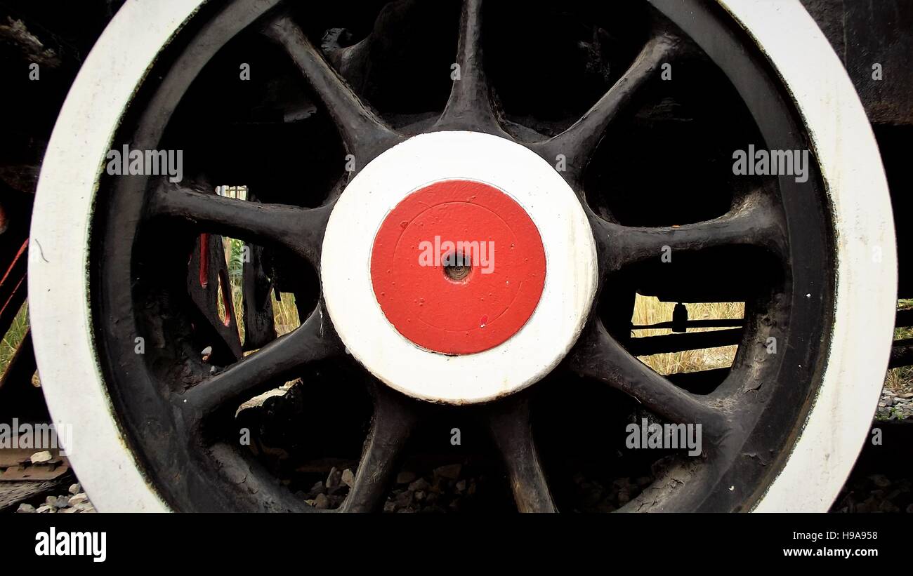 Close up of vintage noir, blanc et rouge de la roue du train. Banque D'Images