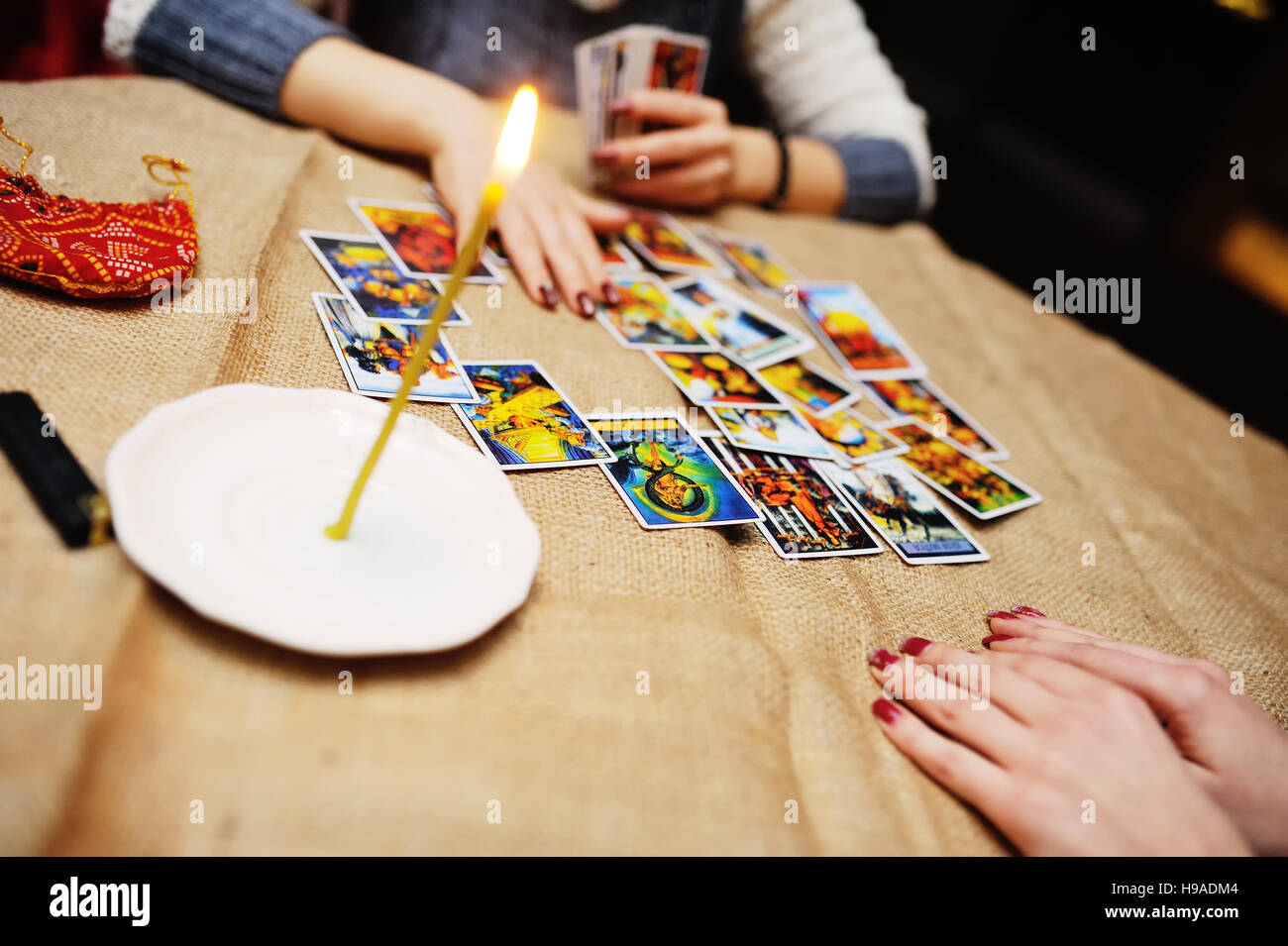 La divination par les cartes du Tarot. La fortune teller prédit le f Banque D'Images