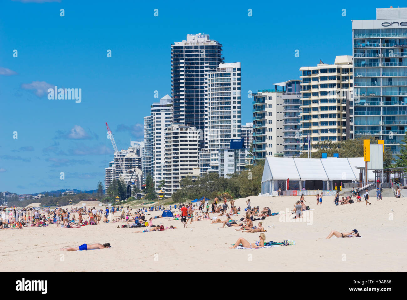 La plage de Gold Coast et gratte-ciel Banque D'Images